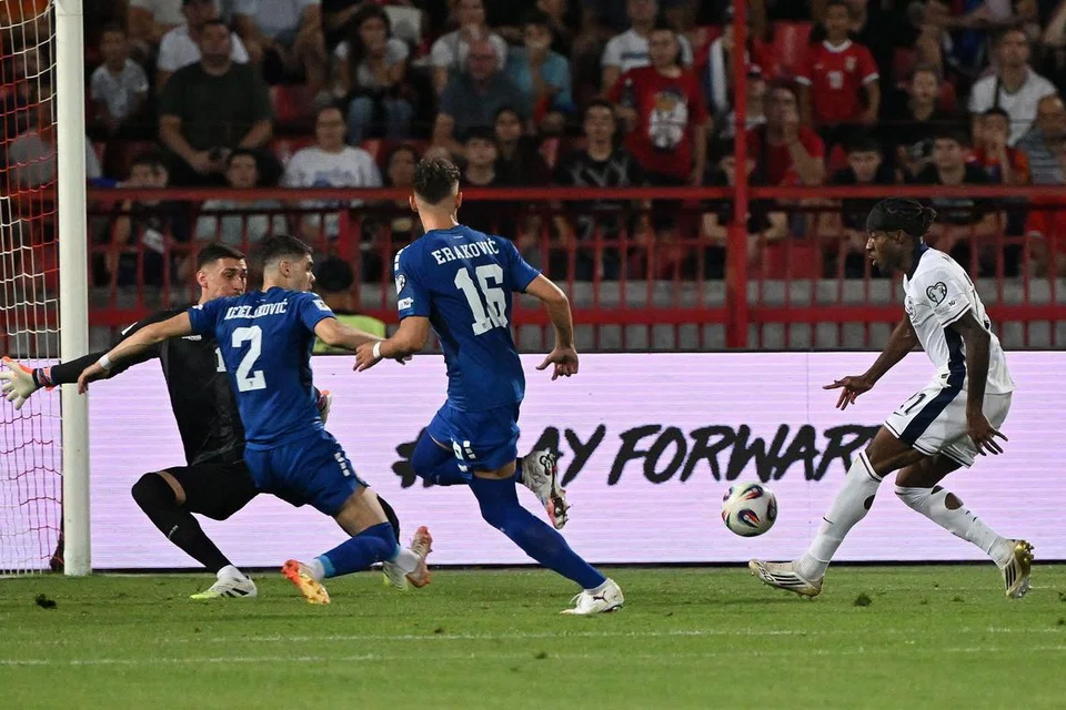 Pemain England, Noni Madueke (kanan) menjaringkan gol kedua pasukannya dengan menewaskan penjaga gawang Serbia, Djordje Petrovic.