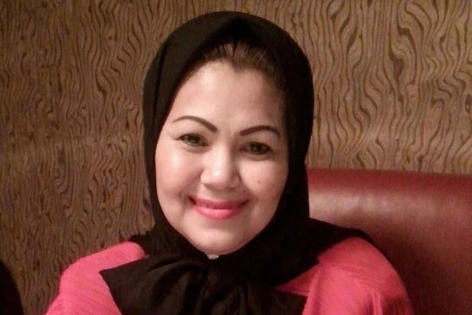 DAPAT BERTAHAN: Cik Syeefa (gambar atas), pemilik butik Marie Veton, telah menjalankan perniagaannya di Far East Plaza sejak 26 tahun lalu.