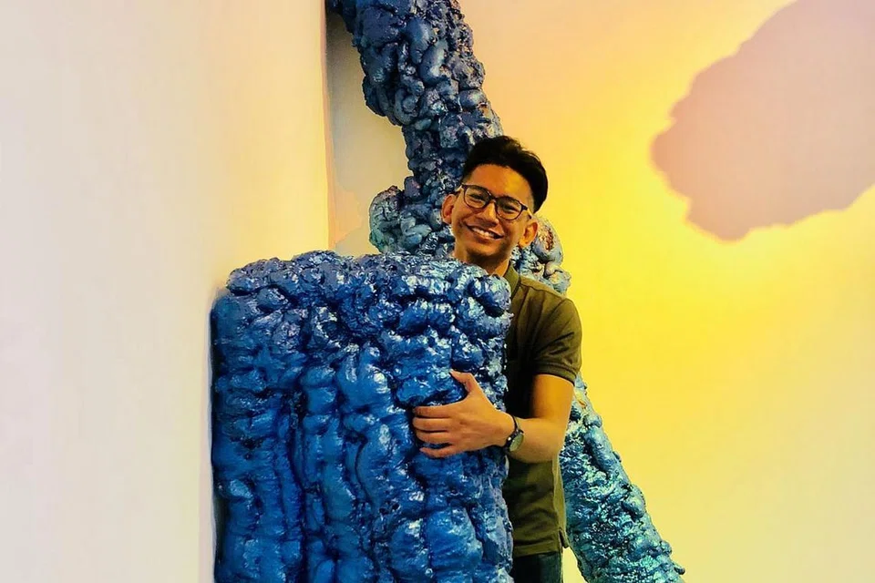 SENI PEMBUKA MATA: Encik Muhammad Masuri Mazlan yang meninggalkan kerjaya dalam sektor kesihatan dan mendalami ilmu seni ukiran arca di Maktab Seni Lasalle yakin kerja seni seperti tentang sel barah dan ketumbuhan yang diukirnya mampu mencetus kesedaran masyarakat agar mempertingkat kesihatan. - Foto BH oleh HARYANI ISMAIL