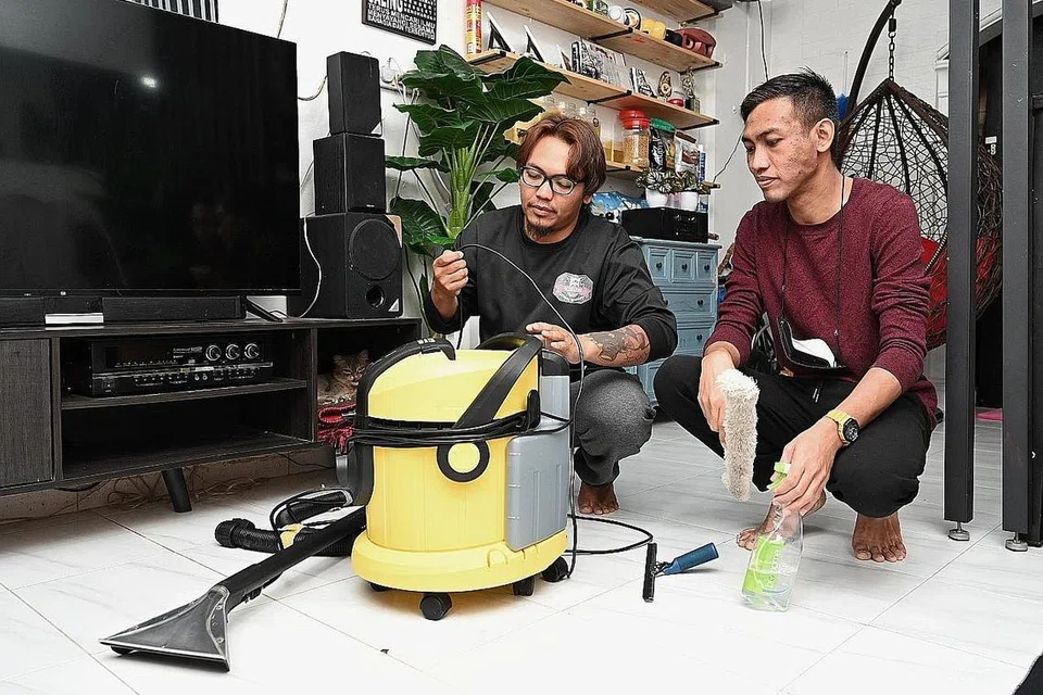 KHIDMAT PEMBERSIHAN SELURUH RUMAH: Pasangan adik-beradik Encik Muhammad Fazlie Mahadi (baju hitam) dan Encik Muhammad Faeezal (baju merah) Mahadi menawarkan khidmat pembersihan di rumah, termasuk pembersihan seluruh rumah, sebelum dan selepas pindah rumah serta pembersihan permaidani dan sofa. - Foto BH oleh KHALID BABA