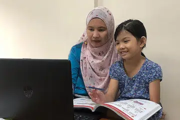 BUAT PENGATURAN: Jika terpaksa bekerja apabila sekolah dibuka pada 28 Jun, guru tadika bebas Safiah Suna'aim akan menghantar anaknya Nur Syahindah Ruslee ke rumah saudaranya untuk membantu murid darjah satu itu melakukan pembelajaran dari rumah (HBL). - Foto ihsan oleh SAFIAH SUNA'AIM.