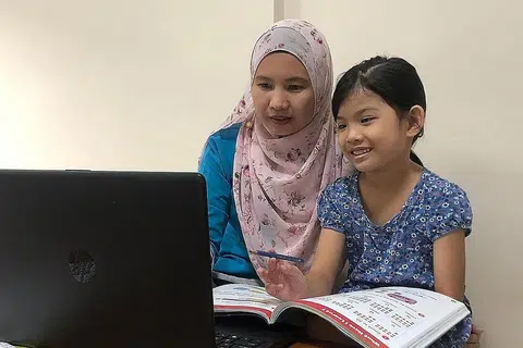 BUAT PENGATURAN: Jika terpaksa bekerja apabila sekolah dibuka pada 28 Jun, guru tadika bebas Safiah Suna'aim akan menghantar anaknya Nur Syahindah Ruslee ke rumah saudaranya untuk membantu murid darjah satu itu melakukan pembelajaran dari rumah (HBL). - Foto ihsan oleh SAFIAH SUNA'AIM.