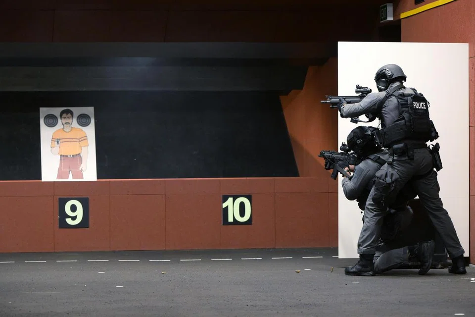 Pegawai unit SPU semasa latihan di Lapangan Menembak Tertutup. 