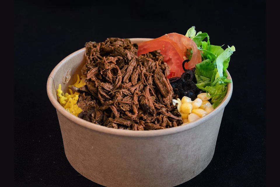 Daging lembu barbeku yang disiat, dipadankan dengan nasi pilaf Mediterranean bersama jagung, tomato, zaitun dan kubis, berharga $9.90.