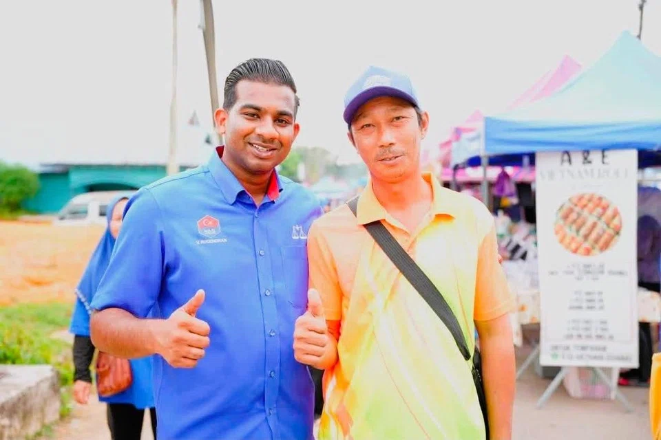 Encik Rugendran Vellayan (kiri), mahu membawa suara penduduk Kahang ke dalam Sidang Dewan Undangan Negeri.