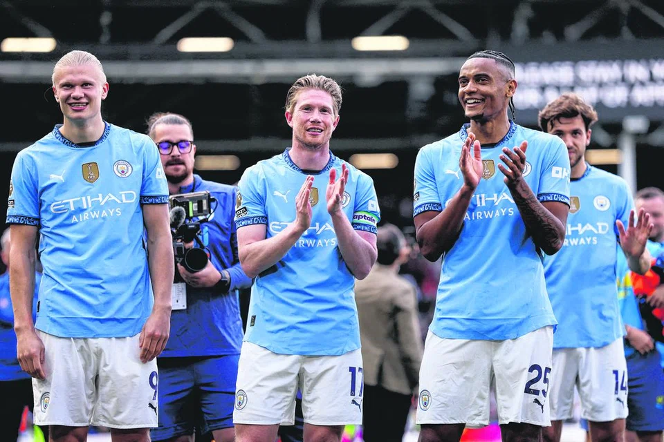 Selamat tinggal! Pemain tengah Man City, Kevin De Bruyne (tengah), menamatkan perlawanan Liga Perdana England (EPL) terakhir baginya bersama Manchester City menentang Fulham di Craven Cottage, London pada 25 Mei.