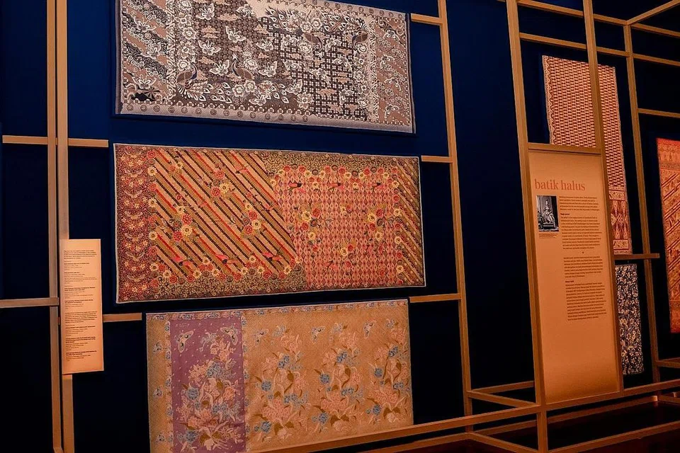 PAGI-SORE: Batik jenis pagi-sore ini menampilkan format susun atur yang dicipta pada 1930-an di Pekalongan atau Solo yang menonjolkan dua corak berbeza. Ramai nyonya pada waktu itu suka batik jenis ini antaranya kerana dapat menjimatkan wang dengan mempunyai 'dua pilihan batik' untuk digayakan. - Foto BH oleh NUR DIYANA TAHA
