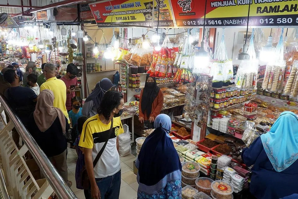 KES BERTAMBAH: Orang ramai di Kedah dinasihatkan memakai pelitup semasa melawat tempat-tempat sesak seperti bazar Raya, pasar dan pasar raya besar. - Foto BERNAMA