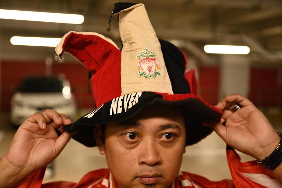 TOPI ‘JOKER’: Topi ‘joker’ yang Encik Mohammad Muhaimin Abdul Rahman tampilkan telah menjadi salah satu ikon pada imejnya sejak 2009. Ia juga merupakan barangan koleksi Liverpool yang dikumpulkan beliau.