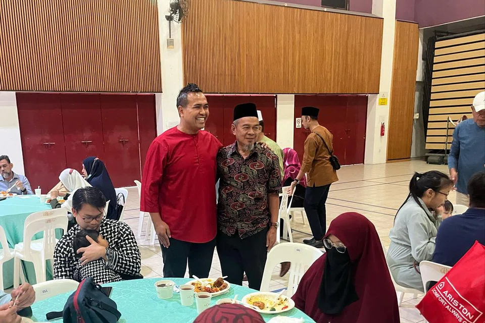 Anggota Parlimen GRC Pasir Ris-Punggol, Encik Sharael Taha (kiri), beramah-tamah bersama Encik Pangat Adon, yang berasa lebih yakin menunaikan haji sendirian setelah menghadiri majlis merai bakal jemaah Pasir Ris-Punggol di Kelab Masyarakat Pasir Ris Elias pada 25 Mei. 