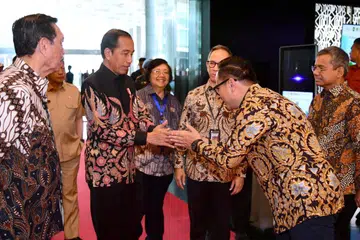 DAGANG KARBON DIRASMI: Presiden Indonesia, Encik Joko Widodo (dua dari kiri) sempena pelancaran perdagangan karbon di Bursa Saham Indonesia (IDX) pada 26 September.