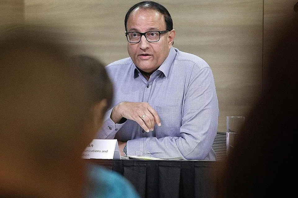 ENCIK ISWARAN: Dalam jangka masa panjang, teknologi mendalam akan mendorong perkembangan industri masa depan. - Foto fail