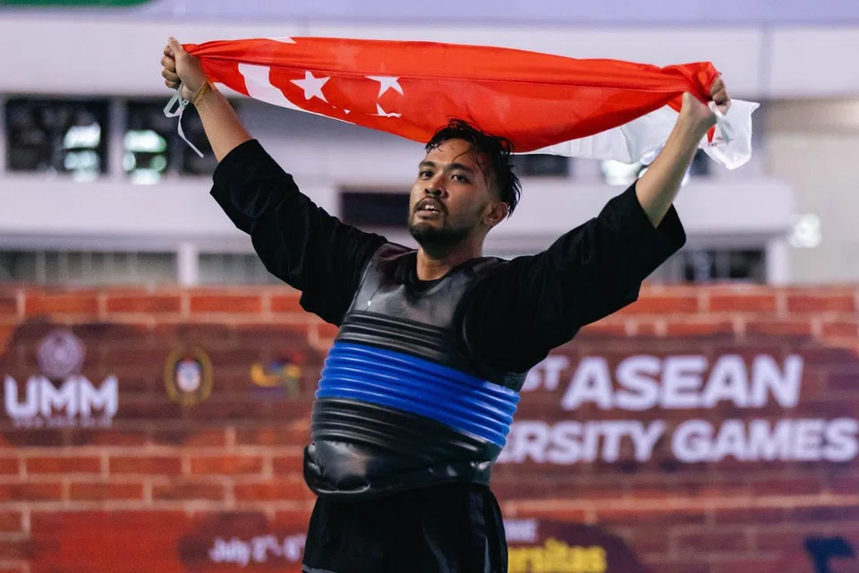 Pesilat Singapura, Aqil Syahmi Jasnee (gambar), menang dengan selesa menentang pesilat Indonesia, Bagus Akhsanu Amalan, 32-22, dalam final acara Tanding Putera Kelas J (90-95kg) di Sukan Universiti Asean (AUG) 2024 di Malang, Indonesia, pada 6 Julai. 