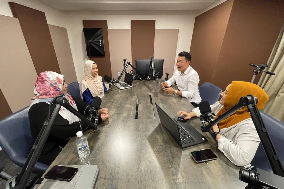 ISU GAJI ASATIZAH: Gaji asatizah dibincangkan dalam podcast #NoTapis yang dikendalikan wartawan BM, Cik Natasha Mustafa (kanan), bersama (dari kiri) bendahari kehormat Majlis Tertinggi Pergas, Ustazah Nadia Hanim Abdul Rahman; Ketua Sumber Manusia Muis, Cik Indahsuria Mokhtar; dan Ustaz Mohammad Shahid Noor’ain, pengendali Pusat Arab As-Souq yang juga seorang ejen hartanah. 