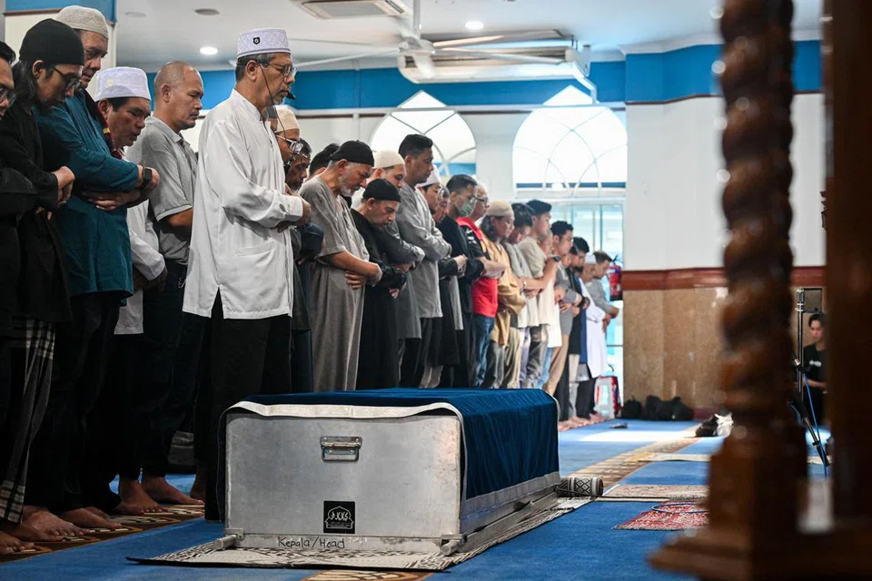 Selepas dimandikan dan dikafankan, jenazah Allahyarhamha Afifah Munirah Muhammad Azril dibawa ke Masjid Al-Istighfar untuk solat jenazah, yang diimamkan datuknya, Encik Mohamed Kassim Yusoff.