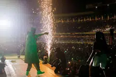 TRAGEDI PILU: Dua anggota polis dan sembilan penonton antara yang korban akibat rempuhan yang berlaku di Stadium Martyrs yang penuh sesak di Kinshasa, semasa konsert penyanyi warga Congo, Fally Ipupa, semalam. (29 Oktober 2022). - Foto