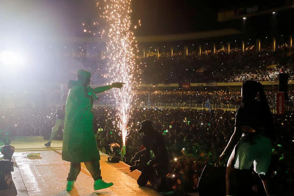 TRAGEDI PILU: Dua anggota polis dan sembilan penonton antara yang korban akibat rempuhan yang berlaku di Stadium Martyrs yang penuh sesak di Kinshasa, semasa konsert penyanyi warga Congo, Fally Ipupa, semalam. (29 Oktober 2022). - Foto