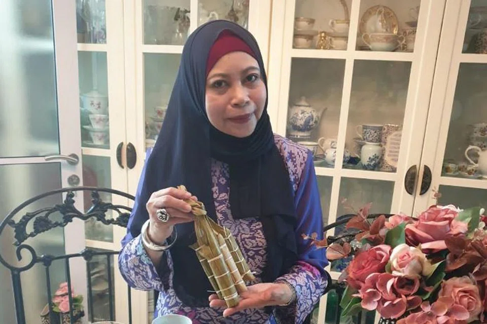 CIK NURIJAH: Siapkan nasi himpit, ketupat, lempeng dan lemang untuk dibawa ke rumah ibunya bagi sambutan hari raya Aidiladha. - Foto ihsan NURIJAH SAHAT