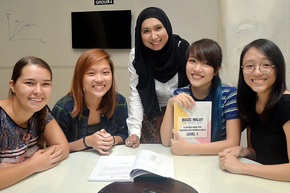 SERONOK BELAJAR BAHASA MELAYU: Antara mahasiswa yang mengambil bahasa Melayu sebagai subjek pilihan (elektif) di Universiti Teknologi Nanyang - (dari kiri) Cik Simone Stange, Cik Sherry Wong, Cik Elizabeth Mok dan Cik Lois Pok - bersama pensyarah mereka, Cik Hani Mustafa (tengah). - Foto KHALID BABA