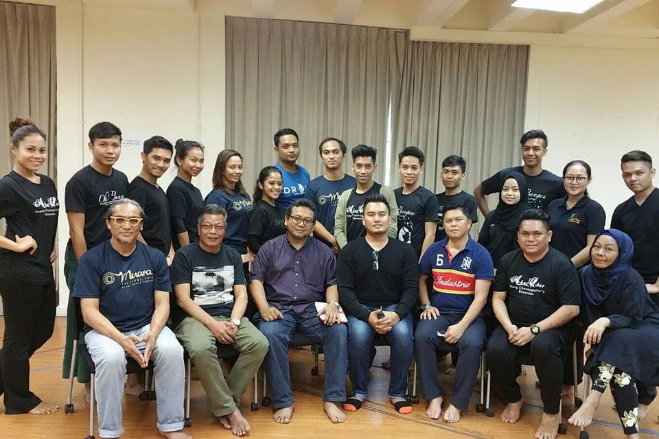 HADIRI BENGKEL: Para peserta 'Akar Subur 2016' dengan pensyarah mereka semasa menghadiri bengkel untuk koreografer muda. - Foto ERA DANCE THEATRE LIMITED