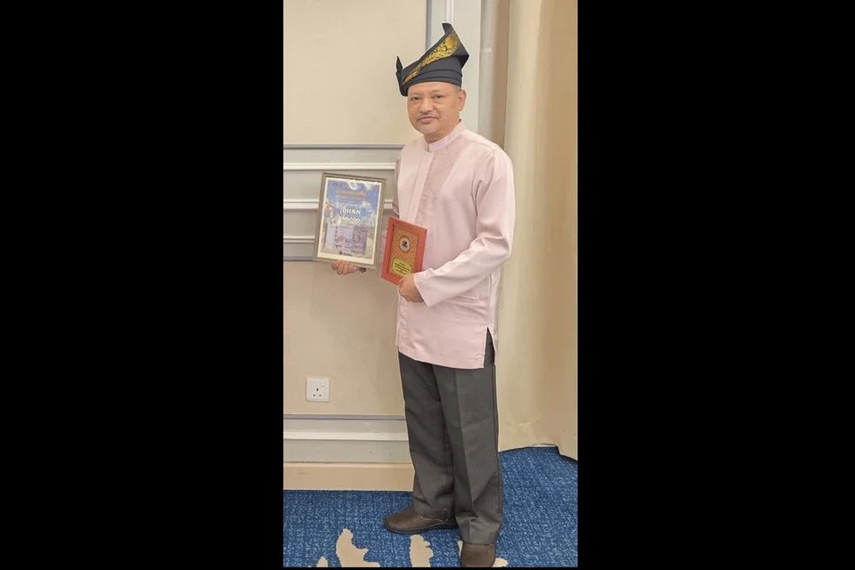 Ahmad Md Tahir dinobatkan sebagai juara kategori puisi menerusi karya, ‘Cindai Keluhuran di Puncak Ledang.’