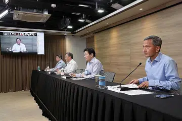 BERI KEMAS KINI: (Dari kanan) Dr Balakrishnan, Encik Wong, Encik Gan, dan Pengarah Perkhidmatan Perubatan Kementerian Kesihatan (MOH), Profesor Madya Kenneth Mak, pada sidang media MTF semalam. - Foto MCI