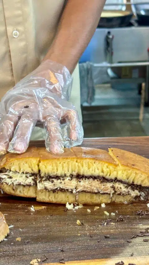 Martabak Manis perisa coklat keju.
