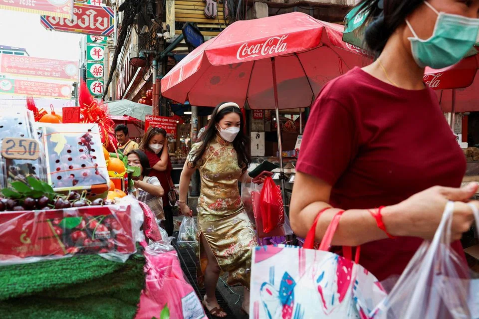 Orang ramai membeli-belah menjelang sambutan Tahun Baru Cina di Chinatown, Bangkok, Thailand, pada 27 Januari 2025.