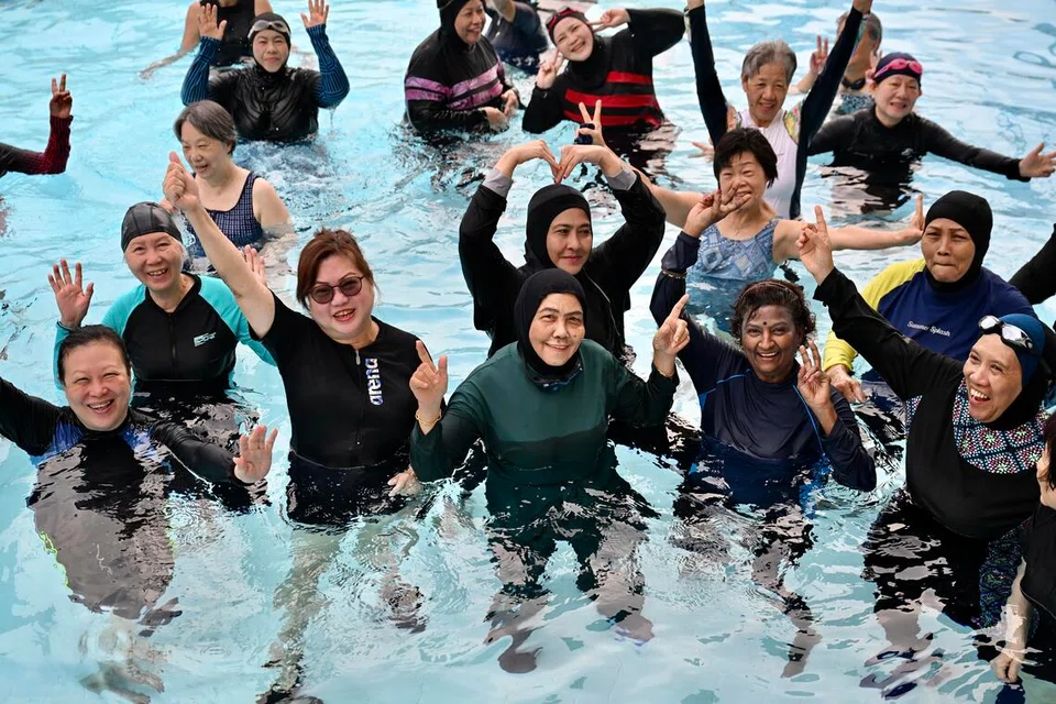 Cik Latipah (barisan depan, tiga dari kanan) bersama rakan-rakannya semasa mengikuti sesi Aqua Fun Fit. Selain bersenam, sesi mingguan itu menjadi peluang untuk mereka bertemu dan bersosial.