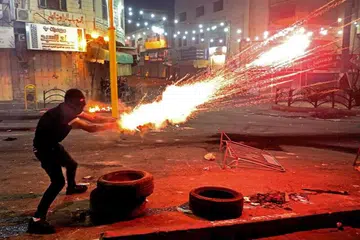 KEADAAN BERTAMBAH KACAU: Seorang penunjuk perasaan memberontak di tengah-tengah pertempuran serangan udara di Gaza yang mendapat tindak balas pejuang Hamas dengan angka kematian meningkat. - Foto HAZEM BADER/AFP 