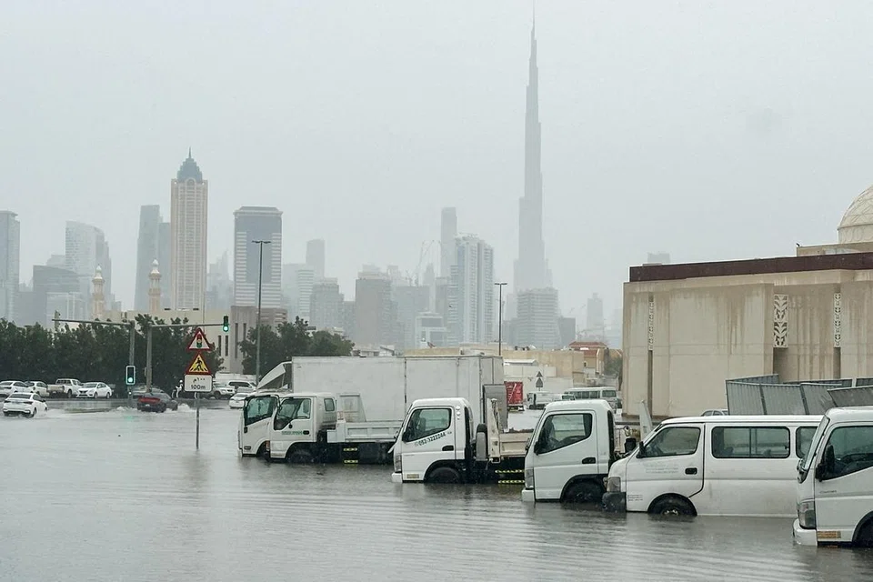Kenderaan terperangkap akibat banjir di Dubai, Amiriah Arab Bersatu (UAE). Ia hujan terbesar di UAE dalam 75 tahun, menurut Pusat Meteorologi Kebangsaan.