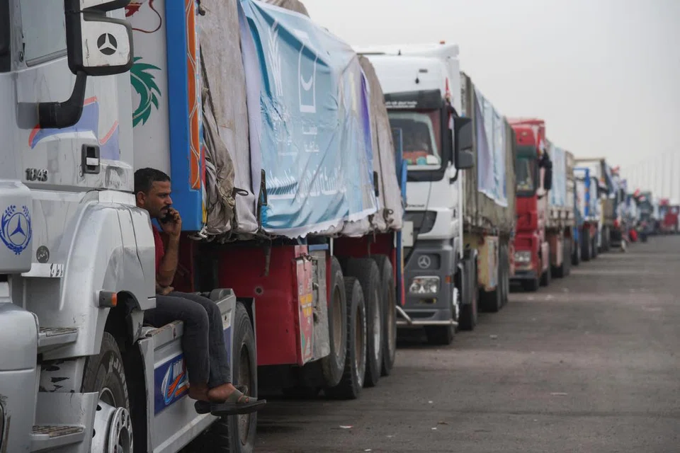 BERATUR: Lori mengandungi bahan keperluan kelihatan menunggu giliran memasuki Rafah di sebuah jalan raya di Ismailiah, Mesir, selatan Gaza pada 12 November.