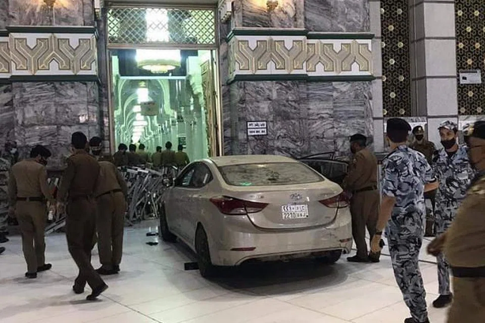 Kereta itu dilaporkan tersasar ketika dipandu laju di jalan raya yang mengelilingi bahagian selatan dataran Masjidil Haram,