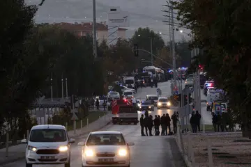 Pegawai polis Turkey mengawal sebahagian daripada jalan utama menuju ke bangunan Industri Aeroangkasa Turkey selepas letupan besar di ibu pejabat tersebut  di Kahramankazan, kira-kira 40 kilometer di utara Ankara pada 23 Oktober.