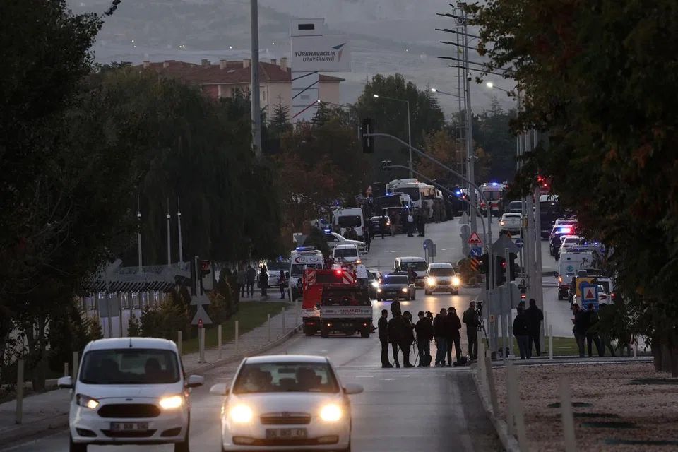 Pegawai polis Turkey mengawal sebahagian daripada jalan utama menuju ke bangunan Industri Aeroangkasa Turkey selepas letupan besar di ibu pejabat tersebut  di Kahramankazan, kira-kira 40 kilometer di utara Ankara pada 23 Oktober.