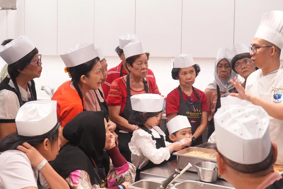 My First Skool (MFS) di bawah NTUC First Campus (NFC) berkolaborasi dengan At Sunrice, sebuah sekolah memasak, untuk menganjur sesi masak ‘tiga generasi’ bagi merapatkan hubungan antara datuk nenek dan  anak serta cucu mereka. 