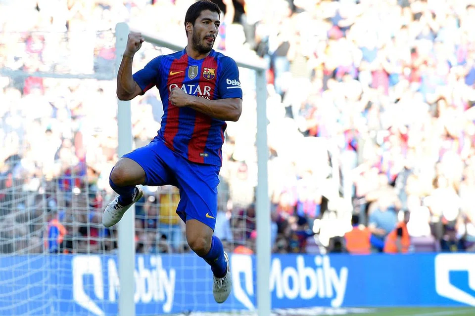 MEREBUT GELARAN PEMAIN TERBAIK DUNIA: Lionel Messi, Neymar, dua tunggak Leicester City, Jamie Vardy dan Riyad Mahrez, Luis Suarez (atas) dan Cristiano Ronaldo dalam senarai pendek seramai 30 pemain bagi merebut Anugerah Pemain Terbaik Dunia Ballon d'Or yang akan diumumkan Januari ini. - Foto REUTERS 