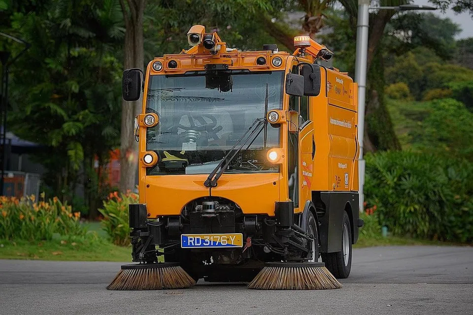 TAPAK UJI: Di bawah program 5G@Sentosa, pelbagai aplikasi 5G termasuk penggunaan kenderaan berautonomi, robot, dan realiti imbuhan (AR) kini diuji di Sentosa. - Foto-foto BH oleh MARK CHEONG