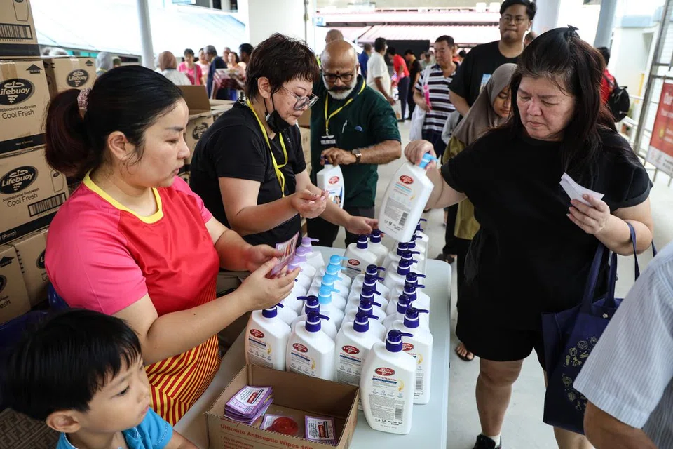 Inisiatif ‘MY Marsiling $1 Deal’ membantu penduduk Marsiling mengurangkan beban kos sara hidup dengan menawarkan barangan keperluan harian seperti sabun pada harga hanya $1.