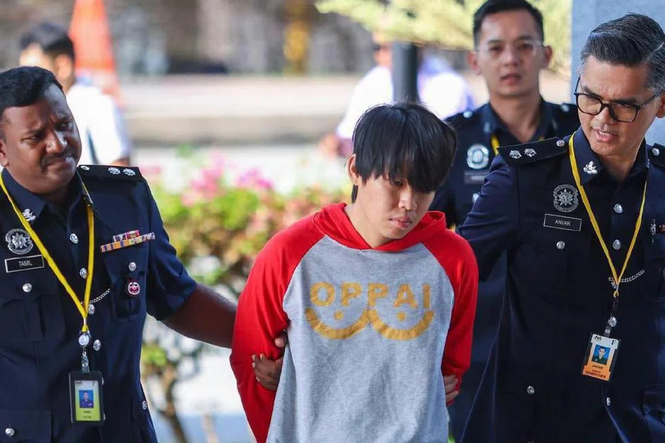 Juruteknik aplikasi sosial, Chiok Wai Loong, 34 tahun, dipenjara enam bulan dan denda RM12,000 oleh Mahkamah Sesyen Kuala Lumpur kerana menghina kalimah Allah terkait isu stoking tertera kalimah Allah pada 22 Mac. 