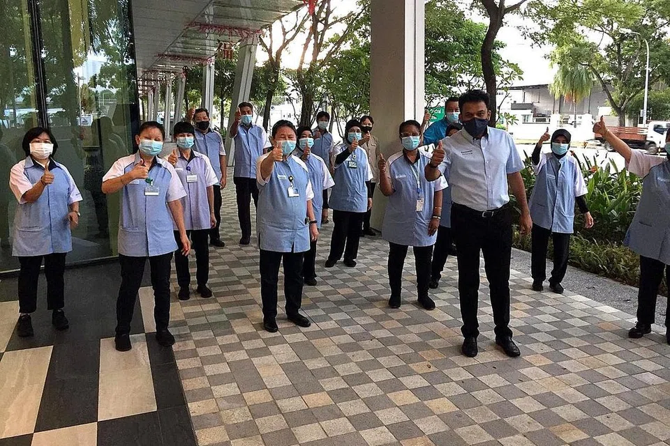 USAHA BERSAMA: (Gambar atas) Encik Aziz (tiga dari kanan) menyanjung usaha dan dedikasi para pekerja pembersihannya sepanjang tempoh pandemik ini dengan memberikan insentif kewangan kepada mereka. - Foto CLEANING EXPRESS PTE LTD