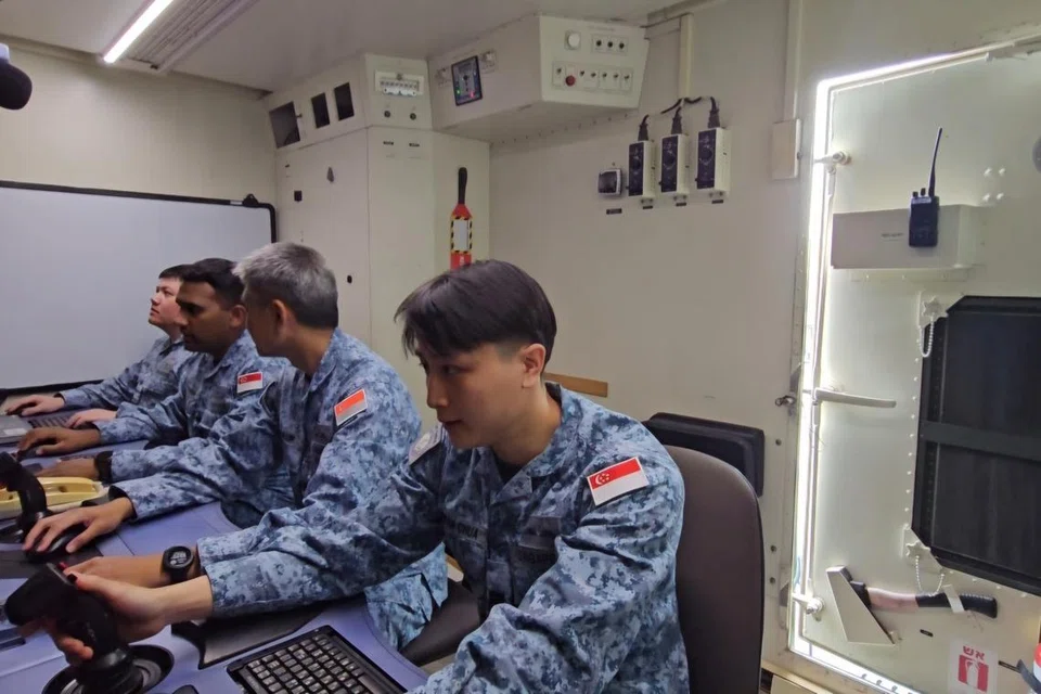 Pegawai Angkatan Udara Republik Singapura (RSAF), terdiri daripada juruterbang dan Pakar Perisikan Imej Udara (AIRIX), akan mengemudi serta mengumpul maklumat yang dirakam ‘Heron-1’ dari pusat kawalan. 