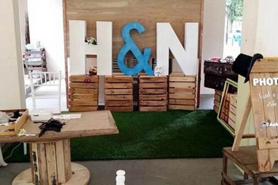 SUDUT BERGAMBAR: Encik Rafie Chua menyediakan ruang bergambar unik yang kebanyakannya diperbuat daripada kayu bagi majlis walimah. - Foto CARPENTRY WORKS