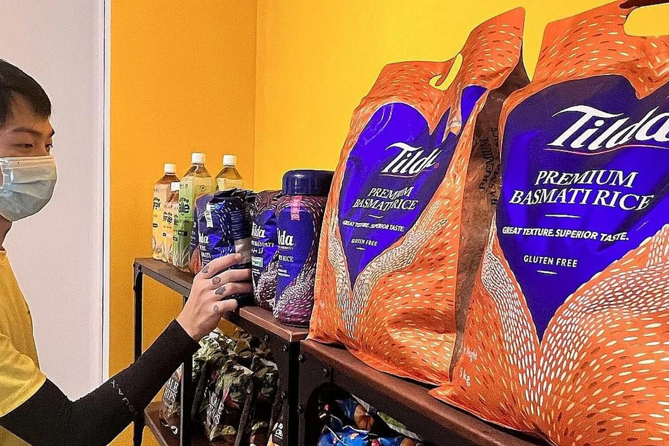 DISUKAI RAMAI: Beras basmati Tilda selain minuman Simplee edaran Asian Food Network Pte Ltd, terus mendapat perhatian penduduk setempat.