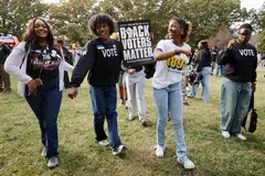 Pelajar kulit hitam di Universiti A&T Negeri Carolina Utara, menari semasa acara kampus yang menggalakkan pelajar mengundi dalam pilihan raya umum, di Greensboro, Carolina Utara, Amerika, pada 28 Oktober.