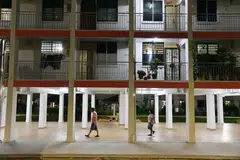 Duta jarak selamat akan mengingatkan penduduk di estet perumahan HDB supaya mengamalkan jarak selamat. 