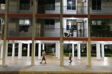 Duta jarak selamat akan mengingatkan penduduk di estet perumahan HDB supaya mengamalkan jarak selamat. 
