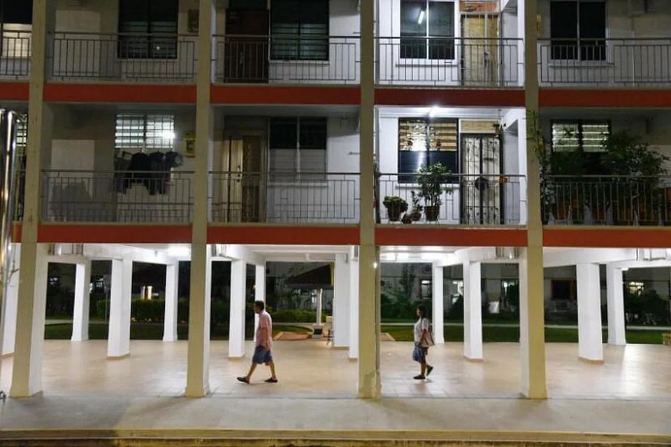 Duta jarak selamat akan mengingatkan penduduk di estet perumahan HDB supaya mengamalkan jarak selamat. 