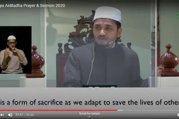 KHUTBAH HARI RAYA: Mufti Nazirudin menyampaikan khutbah Hari Raya Aidilfitri di Masjid Maarof. 
