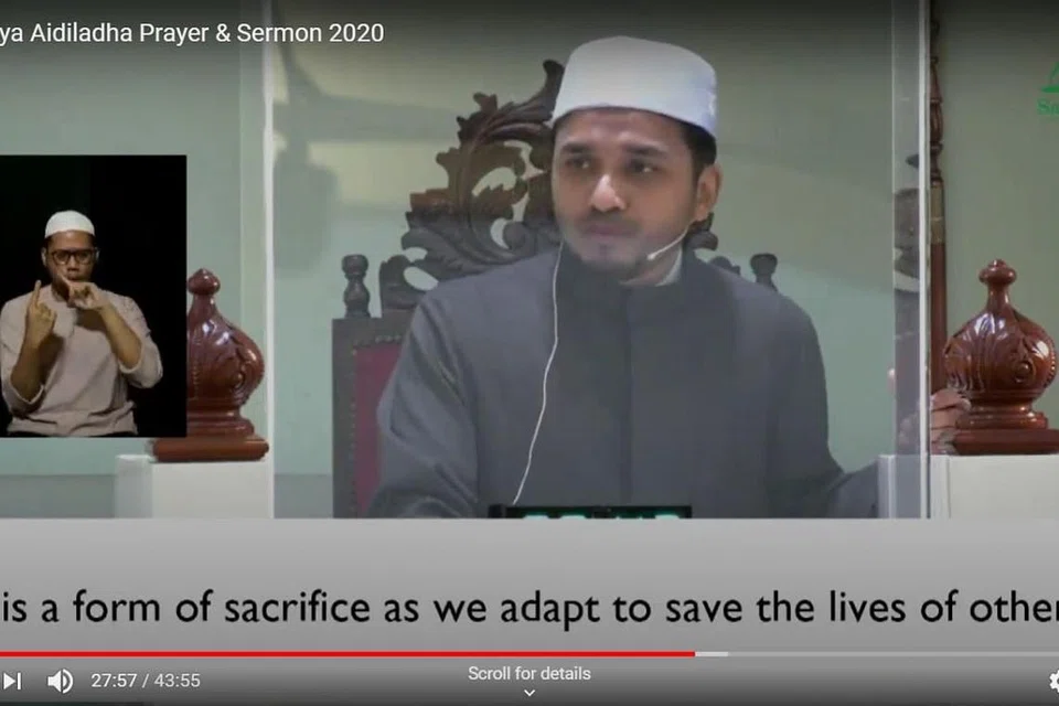 KHUTBAH HARI RAYA: Mufti Nazirudin menyampaikan khutbah Hari Raya Aidilfitri di Masjid Maarof. 